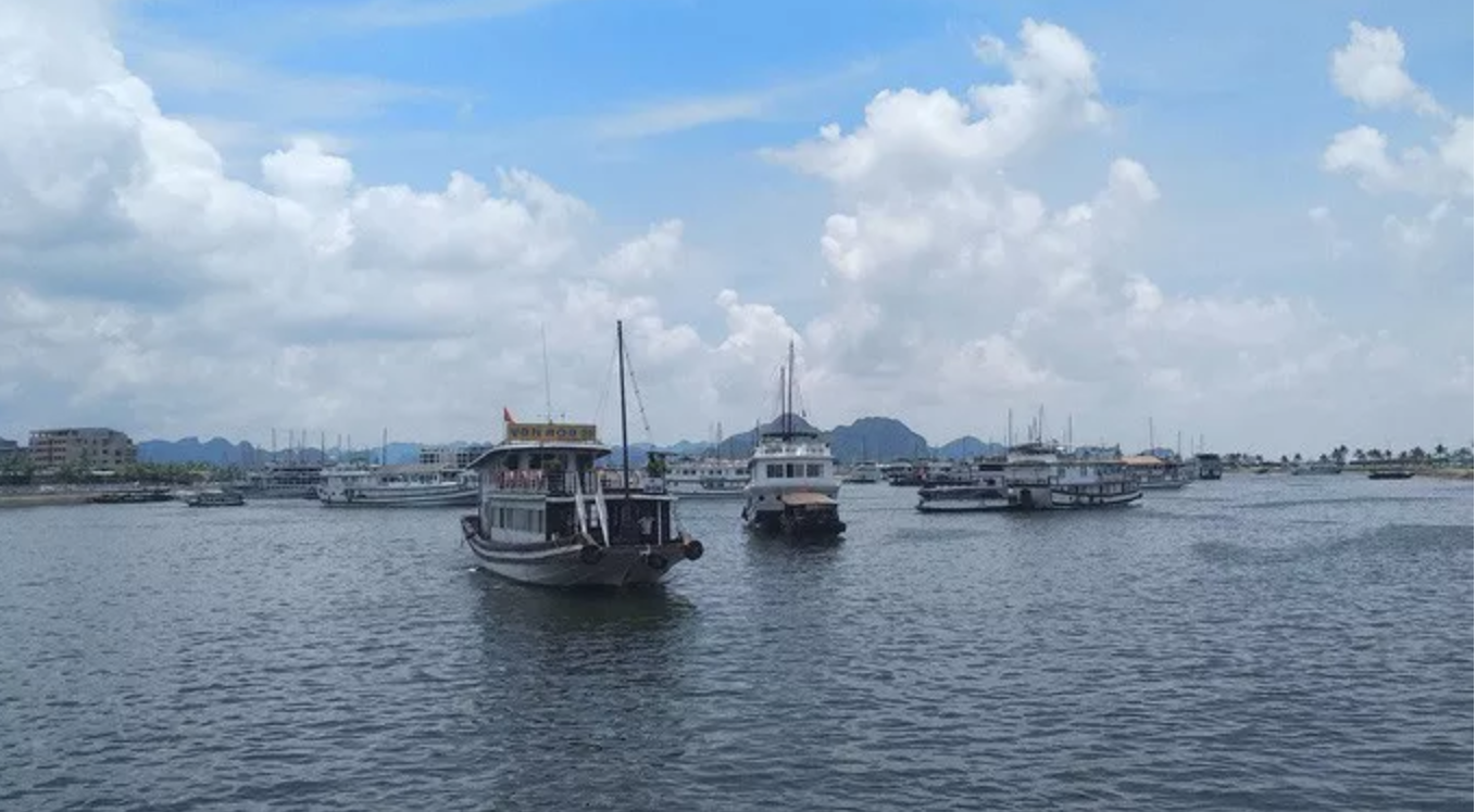 Hạ[-]Long[-]đâu[-]phải[-]của[-]riêng[-]mà[-]làm[-]điều[-]phi[-]lý!